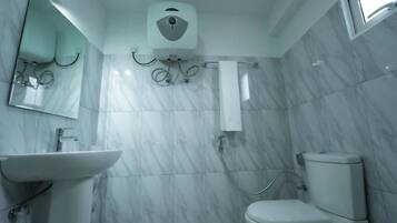 Double Room, Balcony, Mountain View | Bathroom