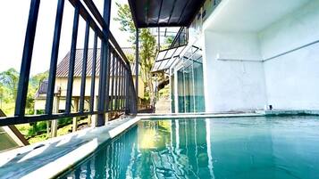 Una piscina techada