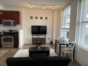 Dining - Studio Apartment with Amazing Downtown Los Angeles Views (Los Angeles)