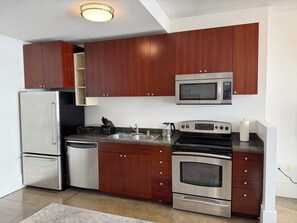 Private kitchen - Studio Apartment with Amazing Downtown Los Angeles Views (Los Angeles)