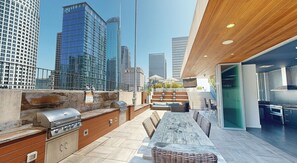 Outdoor dining - Studio Apartment with Amazing Downtown Los Angeles Views (Los Angeles)