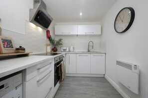 Private kitchen - Norfolk House - Steps from Quays, Parks & Docks (Gloucestershire)