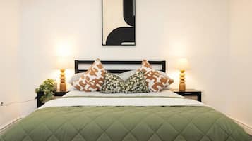 1 habitación y tabla de planchar con plancha