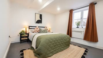 1 habitación y tabla de planchar con plancha