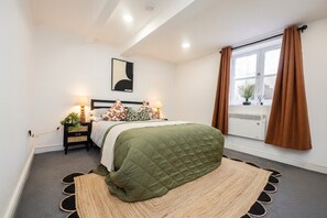 1 habitación y tabla de planchar con plancha 