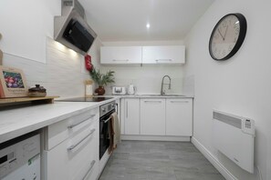 Private kitchen - Norfolk House - Steps from Quays, Parks, and Docks (Gloucestershire)