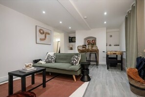 Living area - Norfolk House - Steps from Quays, Parks & Docks (Gloucestershire)