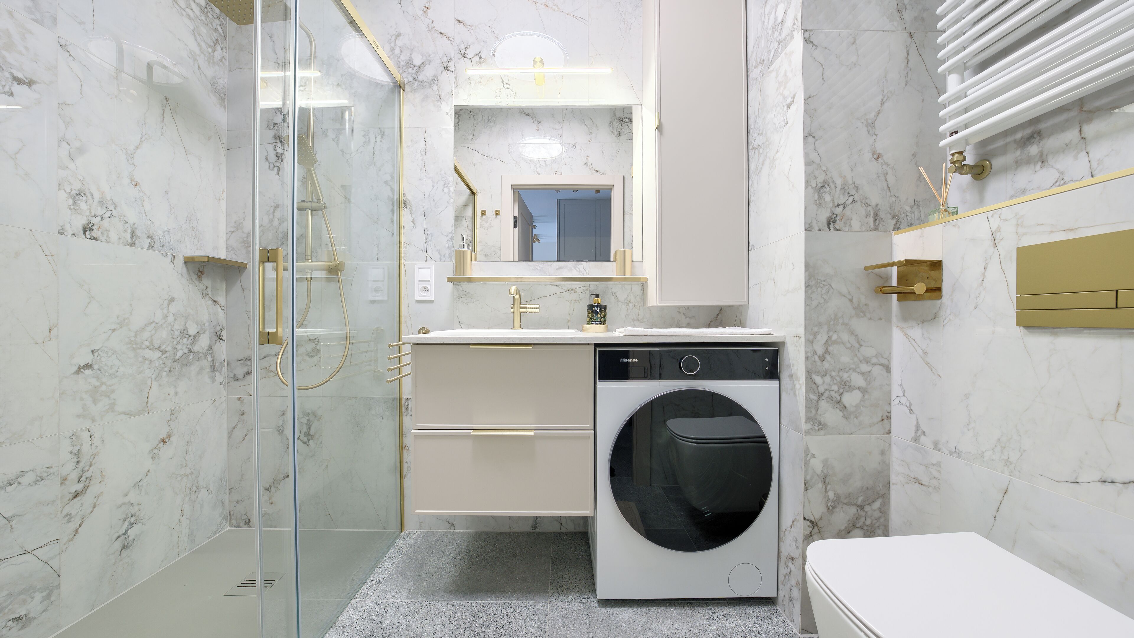 Apartemen (18) | Kamar mandi | Shower dan handuk