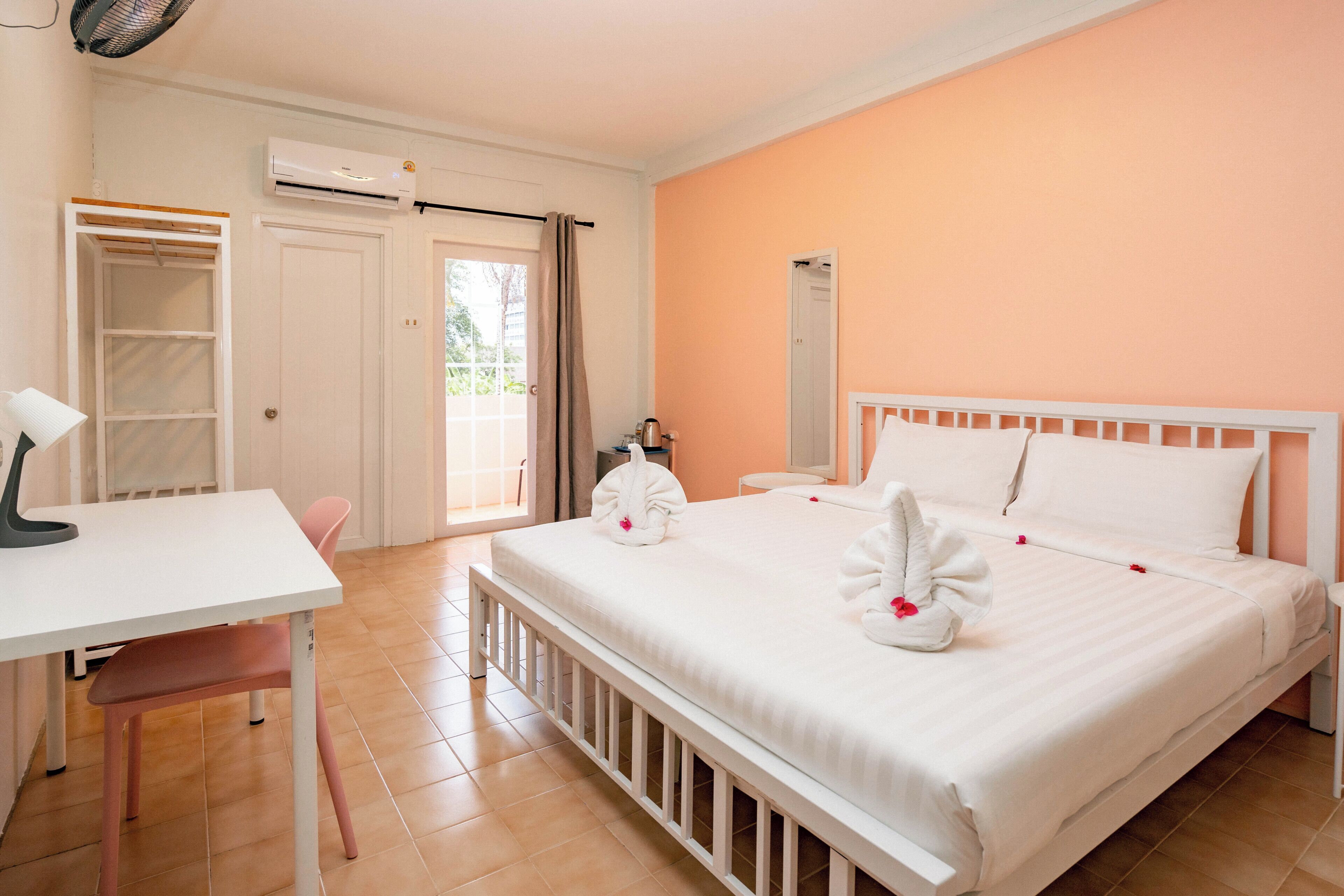 Standard Room | In-room safe, desk, free WiFi, bed sheets