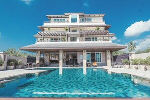 Außenpool, Sonnenschirme, Liegestühle