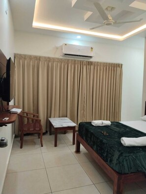 Desk, laptop workspace, free WiFi - Prestige Palace (Belur)