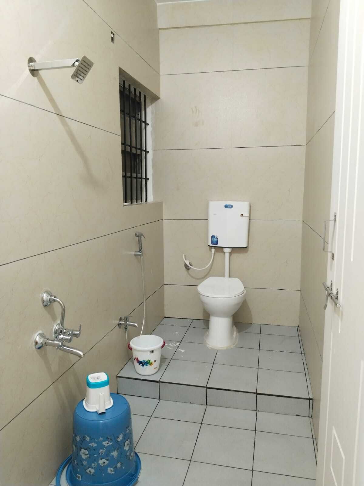 Shower, handuk, sabun, dan sampo