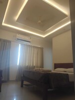 Escritorio, espacio para trabajar con laptop y wifi gratis