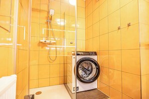 Basic Apartment | Bathroom | Shower, free toiletries, hair dryer, towels - Comfy 1BR 1LR Apt Donaustadt Zones (Wien)