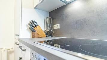 Basic Apartment | Private kitchen | Fridge, microwave, oven, stovetop