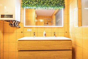 Eenvoudig appartement | Badkamer | Een douche, gratis toiletartikelen, een haardroger, handdoeken