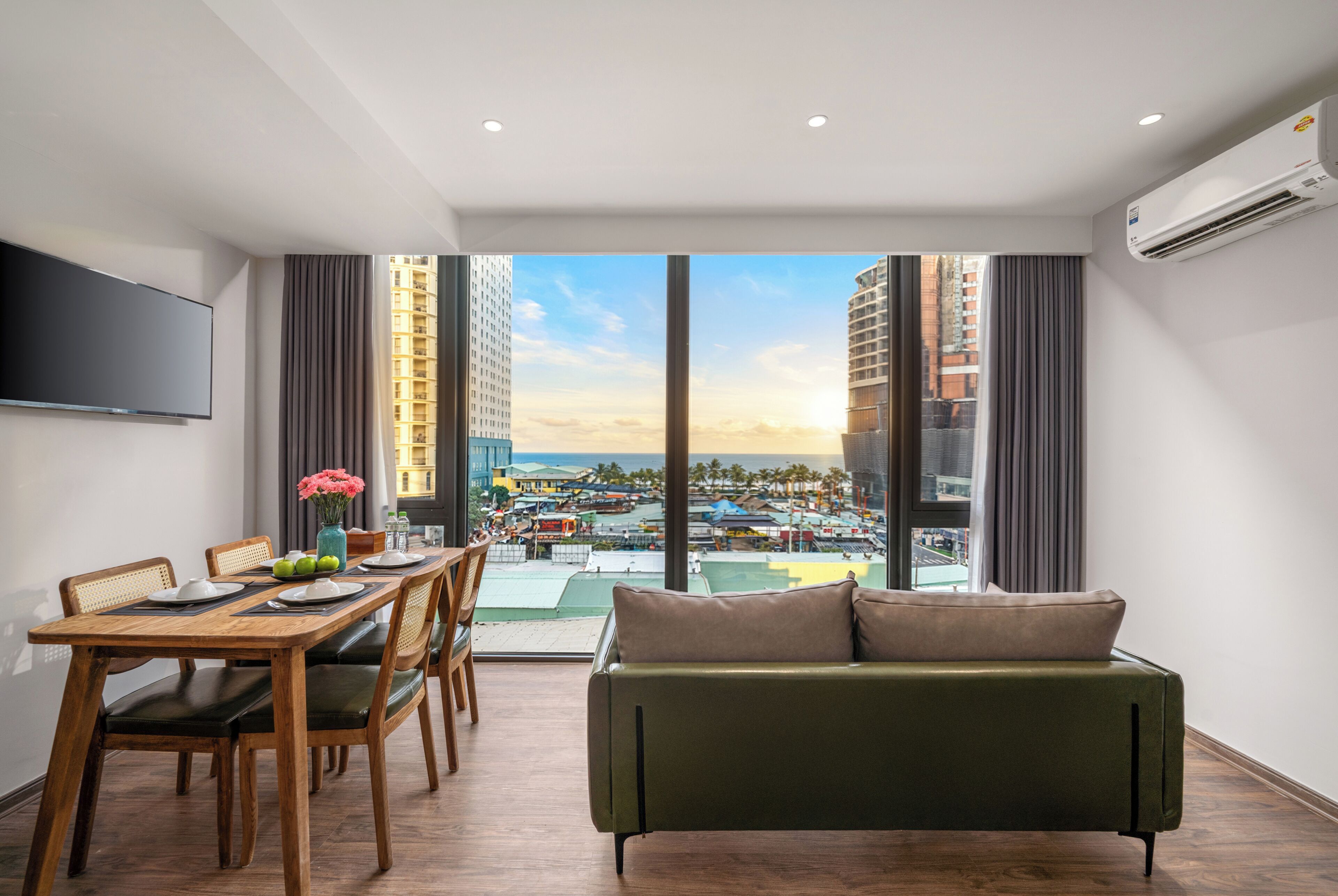 Senior-Apartment, Meerblick | Wohnbereich | 21-Zoll-Flachbildfernseher mit Kabelempfang