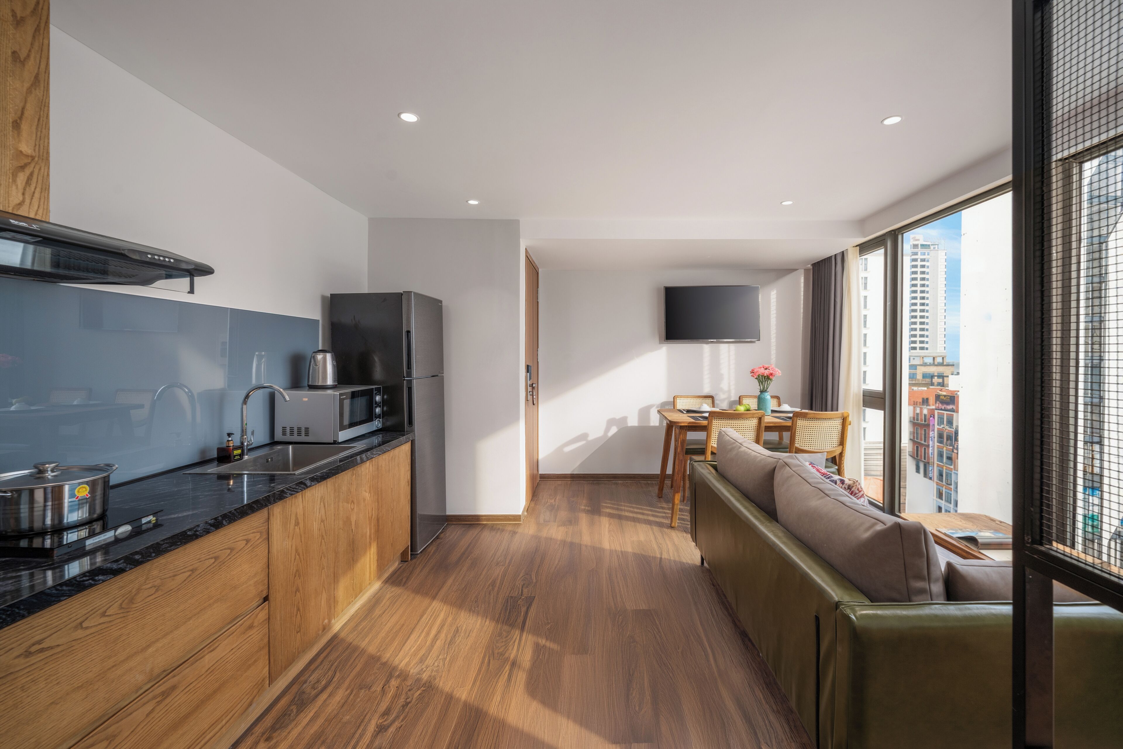 En 21-tommers Flatskjerm-TV med kabel-kanaler