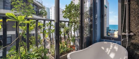 Appartement Deluxe, vue mer | Salle de bain | Baignoire et douche séparées, baignoire à jets