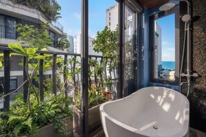 Deluxe-Apartment, Meerblick | Badezimmer | Badewanne und Dusche (separat), Whirlpool, kostenlose Toilettenartikel