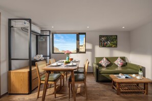 Deluxe appartement, 1 kingsize bed met slaapbank, bubbelbad, uitzicht op de stad | Uitzicht vanuit de kamer