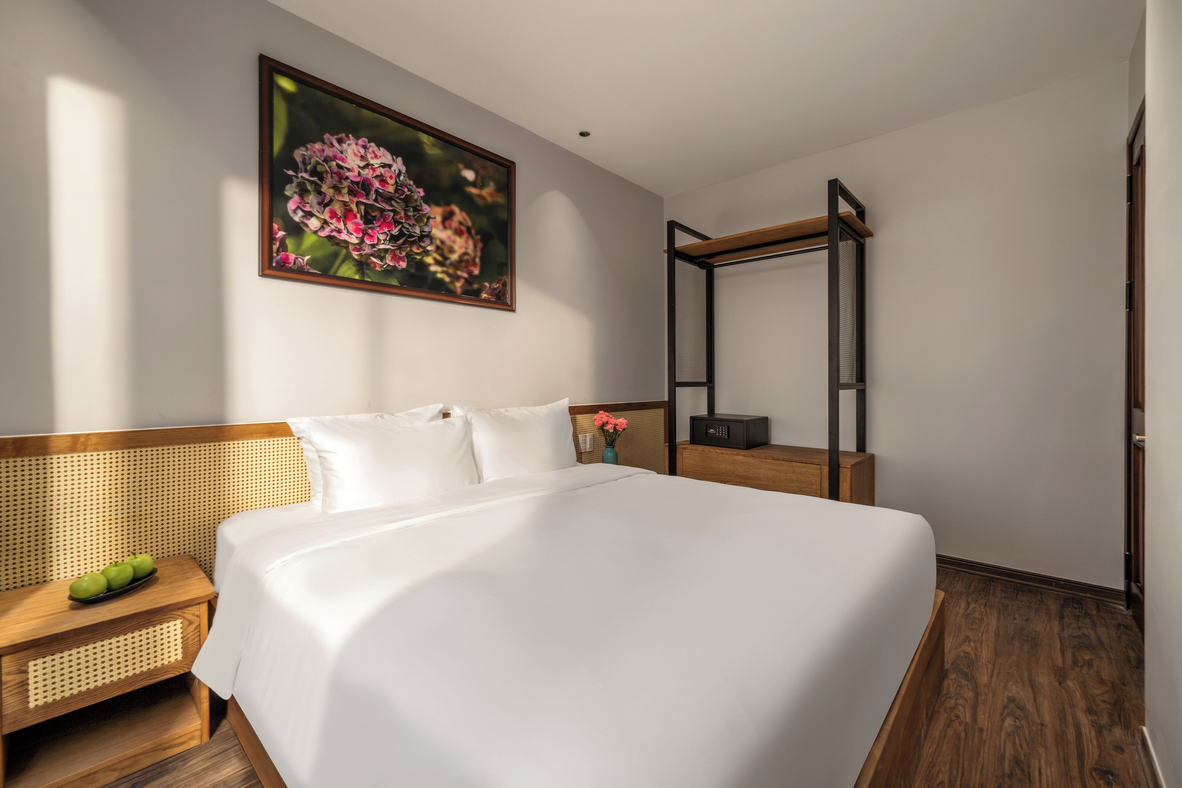 Safe på rommet, skrivebord og skrivebord for bærbar PC