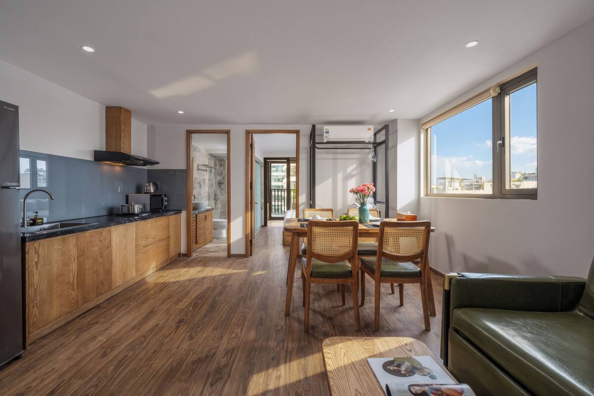 Deluxe appartement, 1 kingsize bed met slaapbank, bubbelbad, uitzicht op de stad | Woonruimte | Een 21-inch flatscreentelevisie met kabelzenders