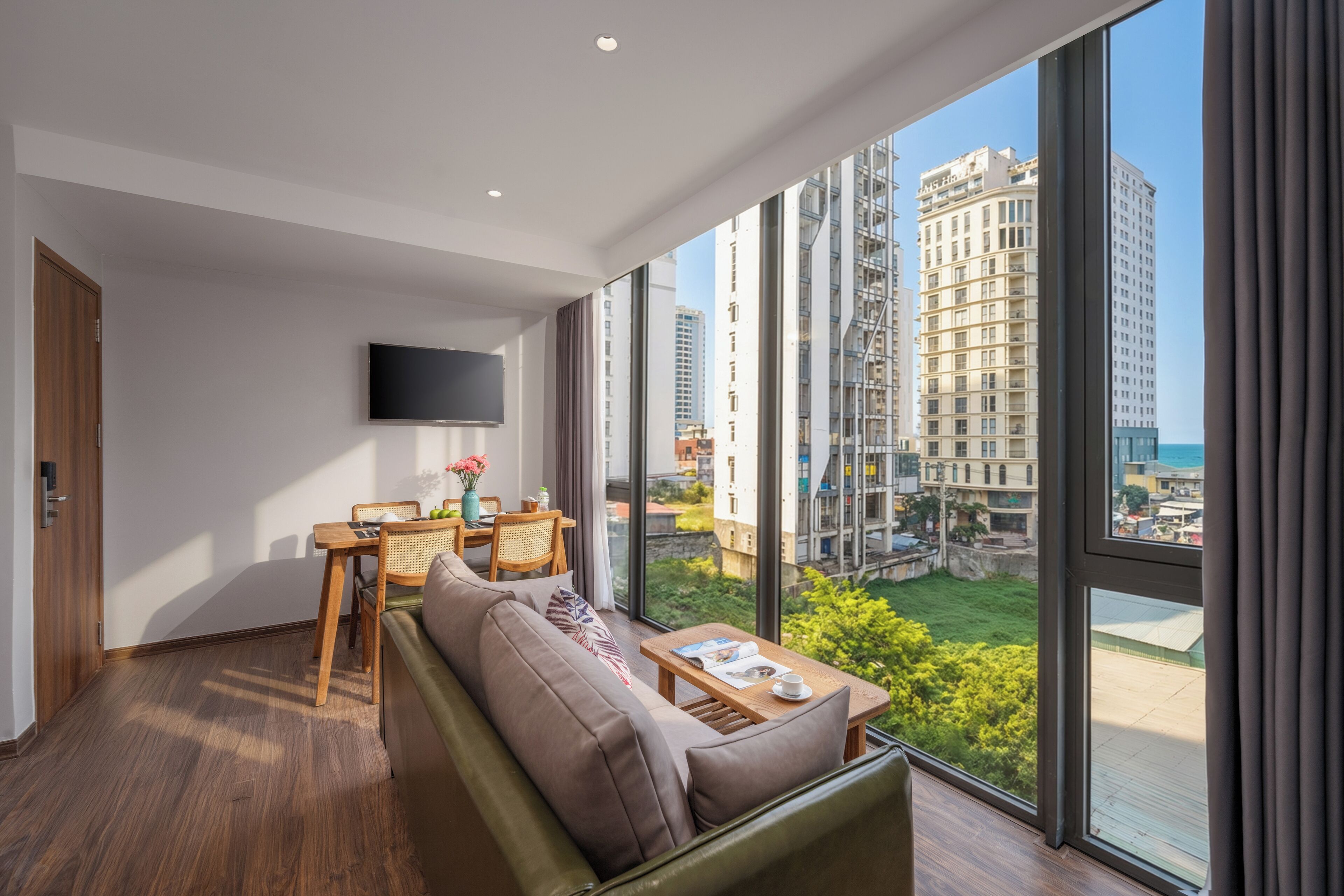 Senior-Apartment, Meerblick | Wohnbereich | 21-Zoll-Flachbildfernseher mit Kabelempfang