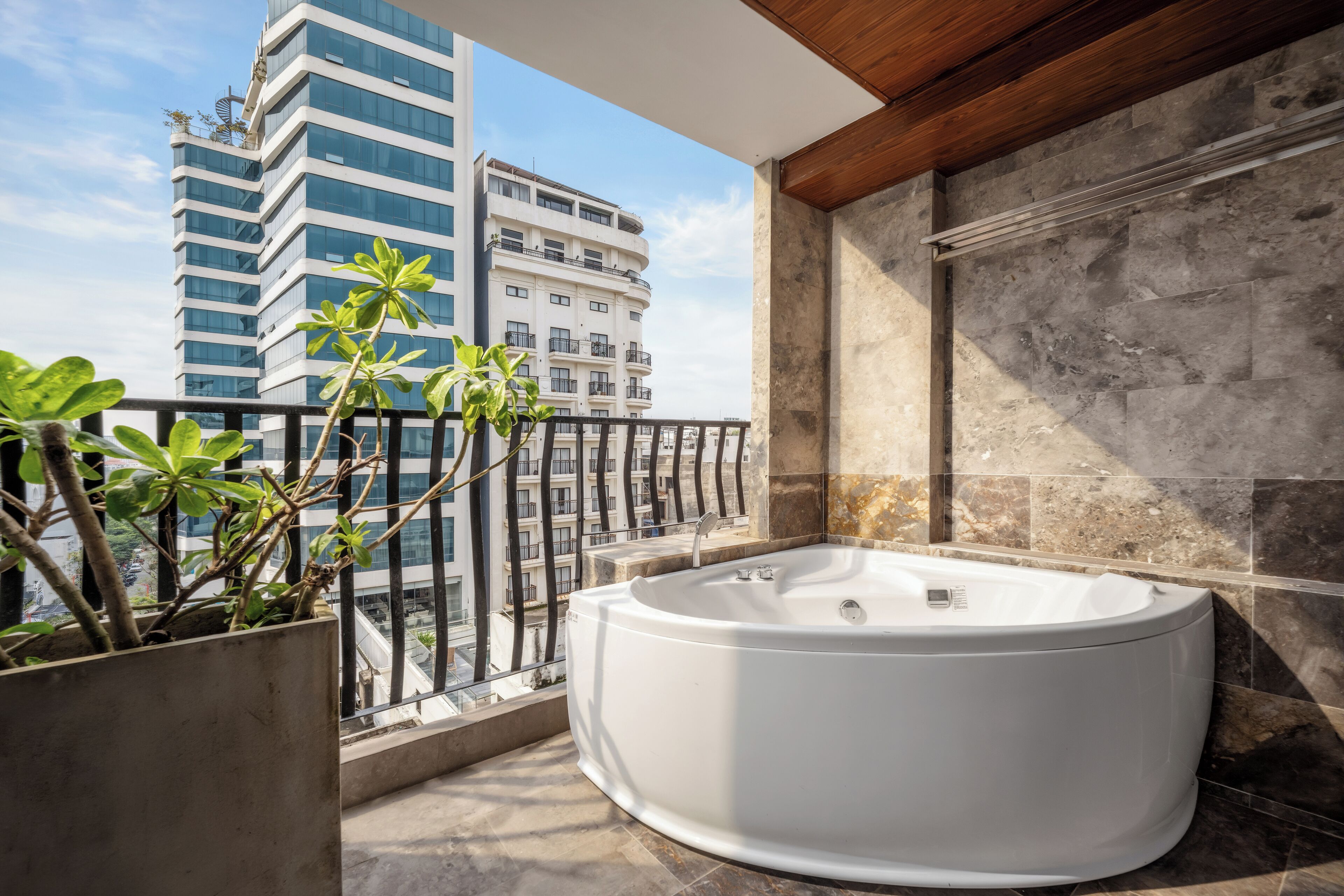 Apartamento, bañera de hidromasaje, vistas al mar (Suite) | Baño | Bañera y ducha independientes y bañera de hidromasaje