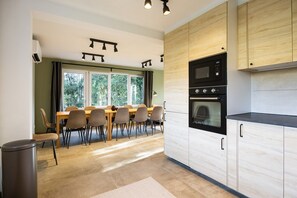 Kjøleskap, mikrobølgeovn, ovn og spisebord