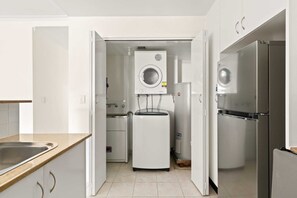 Interior - Spacious 2-Bed, 2-Bath Moments from Avalon Beach (Avalon Beach)