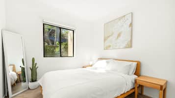 2 bedrooms, desk, iron/ironing board, Internet