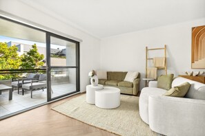 Smart TV, offices - Spacious 2-Bed, 2-Bath Moments from Avalon Beach (Avalon Beach)