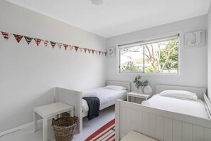 3 bedrooms, iron/ironing board, internet, bed sheets