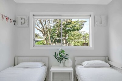Cosy Getaway with Fireplace and Spacious Backyard