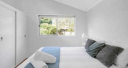 Cosy Getaway with Fireplace and Spacious Backyard