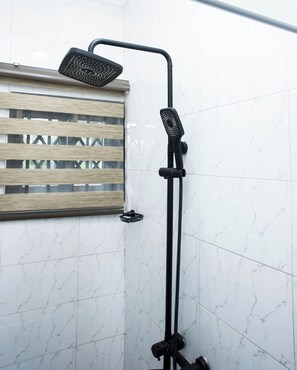 Bathroom shower - Wepia Guest House (Oyibi)