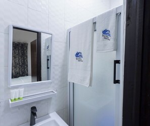 Habitación Confort | Baño | Regadera, amenidades de baño gratuitas, pantuflas, toallas 