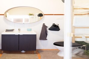 Bathroom - Live in the heart of Surry Hills - walk to City (Surry Hills)