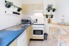 Fridge, microwave, stovetop, toaster - Live in the heart of Surry Hills - walk to City (Surry Hills)