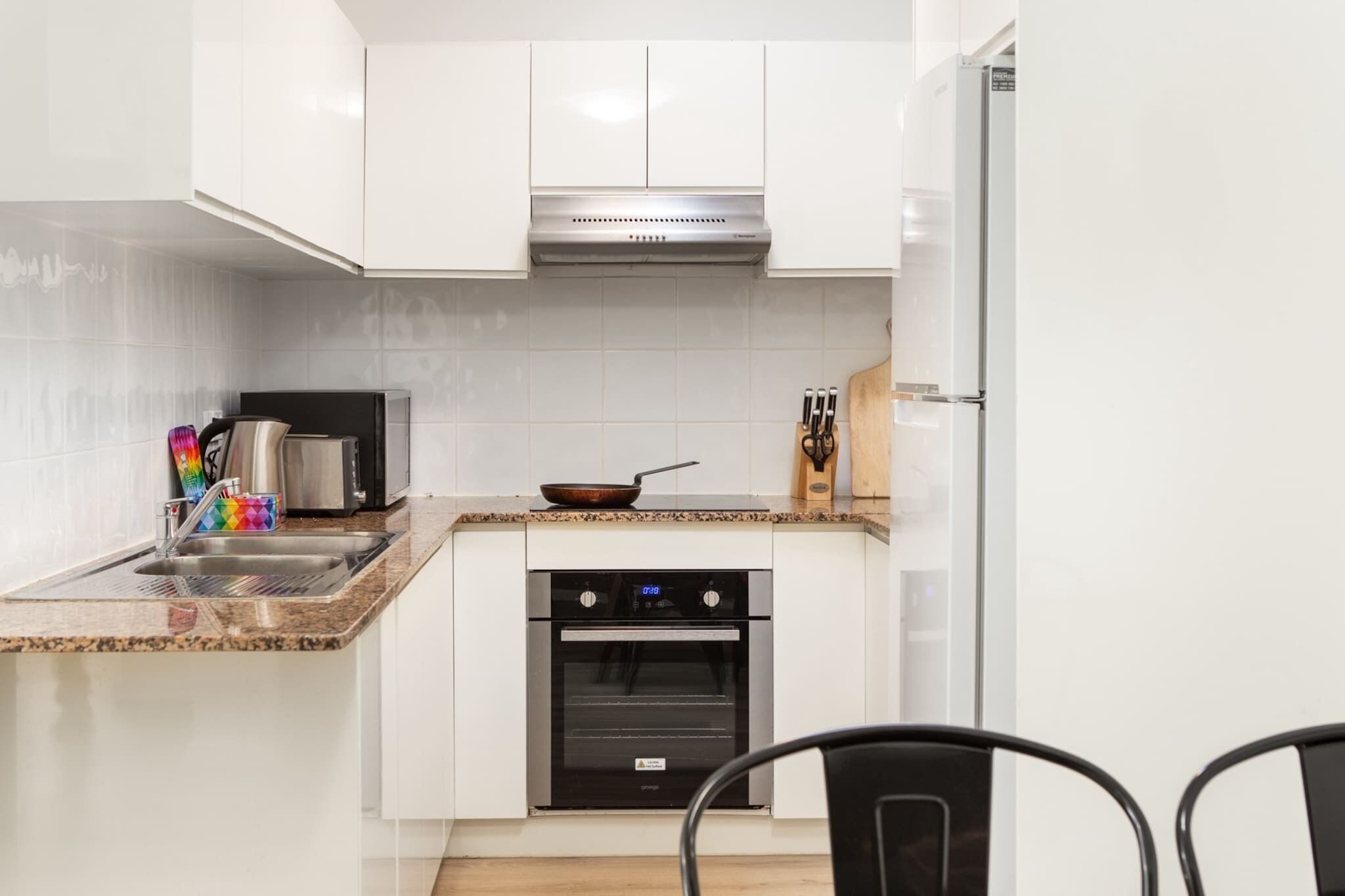 Frigorífico, microondas, horno y placa de cocina