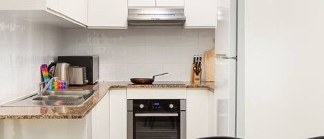 Frigorífico, microondas, horno y placa de cocina