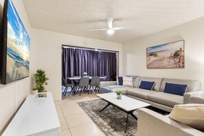 Smart TV - Family-Friendly Stay Walk to Beach & Parks (Maroochydore)