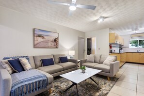 Smart TV - Family-Friendly Stay Walk to Beach & Parks (Maroochydore)
