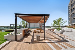 Outdoor dining - Stunning 1-Bed with City Views and Amenities (Alphington)