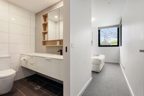 Shower, hair dryer, towels - Modern 2-Bed Ivanhoe unit with Parking (Ivanhoe)