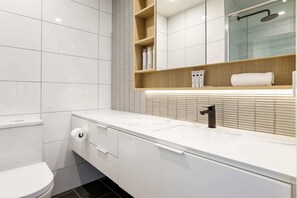 Shower, hair dryer, towels - Modern 2-Bed Ivanhoe unit with Parking (Ivanhoe)