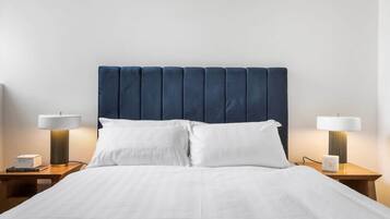 Skrivebord, strykejern/-brett, internettilgang og sengetøy