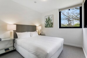 2 bedrooms, desk, iron/ironing board, internet - Modern 2-Bed Ivanhoe unit with Parking (Ivanhoe)