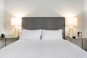 2 bedrooms, desk, iron/ironing board, Internet - Modern 2-Bed Ivanhoe unit with Parking (Ivanhoe)